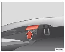 Seat Exeo. Abb. 168 Öffnungsgriff unterhalb der Motorraumklappe